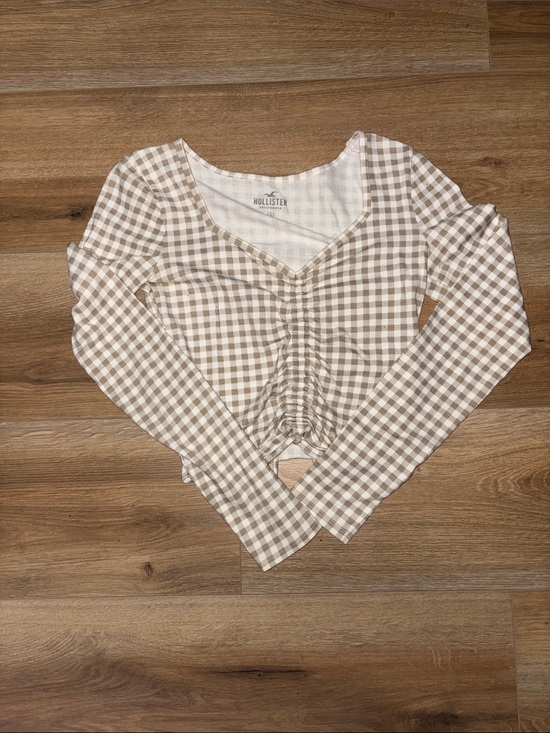 Hollister Tops - Hollister Beige Gingham Ruched Long Sleeve Tee